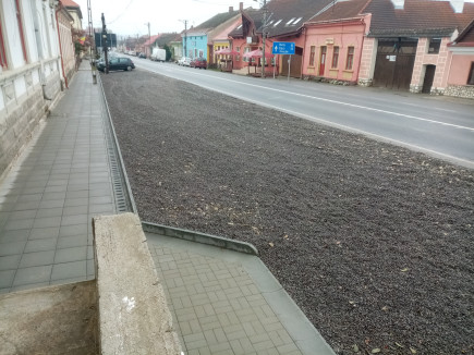 Parkoló és járda készült