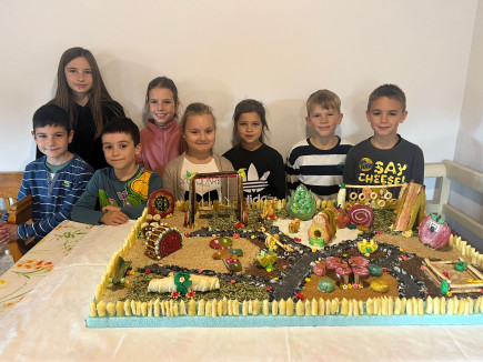 Au construit un model de teren de joacă pentru a câștiga unul real
